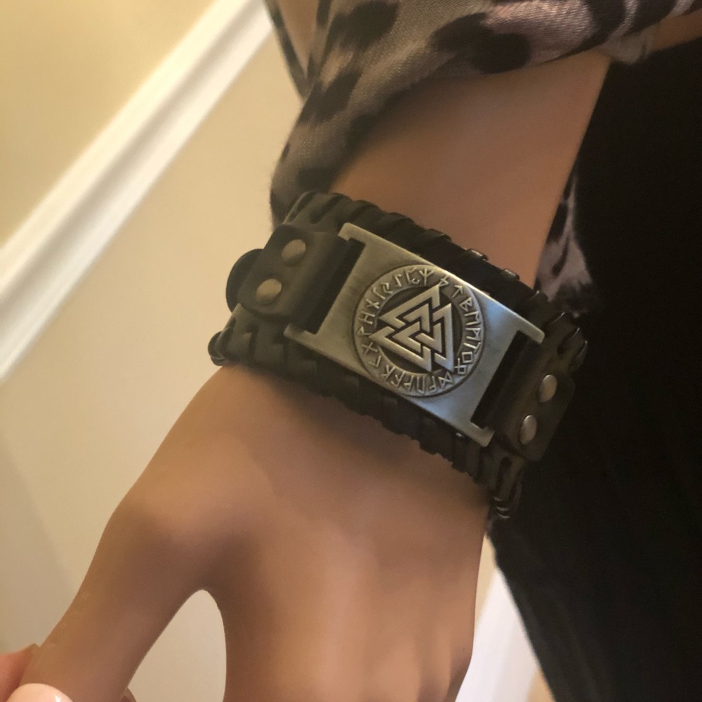 Stylish Lightweight Unisex Bracelet. (NEW)